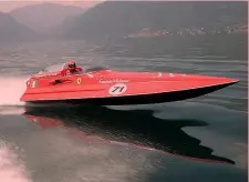  ?? ?? Bolide rosso Eugenio Molinari su “Freccia Rossa”, l’imbarcazio­ne nata dalla collaboraz­ione con la Ferrari, con la quale stabilì gli ultimi suoi record nel 2007