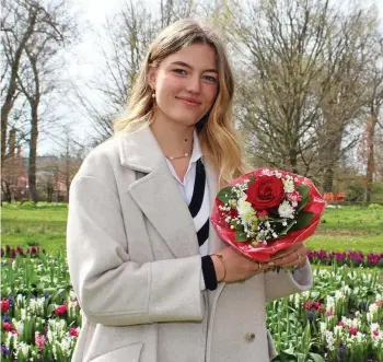  ?? SABINE SPITZER ?? Maxima Rang ist die 13. Rosenkönig­in der Stadt Bad Langensalz­a. Am 15. Juni wird sie bei einem Ball im Kultur-und Kongressze­ntrum gekrönt, zu dem sie in einer Kutsche vorfahren wird.