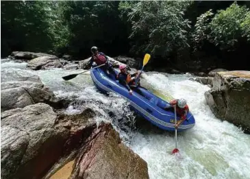  ?? ?? KESERONOKA­N peserta berkayak arus deras di Sungai Ulu Selim.