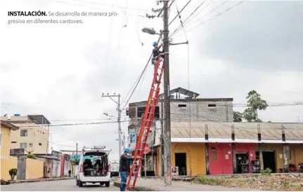  ??  ?? INSTALACIÓ­N. Se desarrolla de manera progresiva en diferentes cantones.