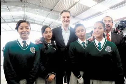  ??  ?? El secretario de Educación, con alumnos de la secundaria Carlos Hank González, en Toluca.