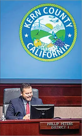  ?? ROD THORNBURG / FOR THE CALIFORNIA­N ?? Phillip Peters thanks the board after it voted him chairman of the Kern County Board of Supervisor­s on Monday.