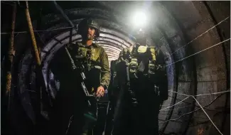 ?? ?? Des soldats israéliens dans un tunnel que les militants du Hamas ont selon eux utilisé pour attaquer Israël le 7 octobre, le 15.01.2024