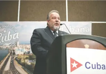  ??  ?? Manuel Marrero Cruz, ministro cubano de Turismo, explica que esa industria en su país ha tenido que desarrolla­rse bajo las leyes del bloqueo económico de Estados Unidos, por lo que el gobierno de la isla debe importar diversos insumos.