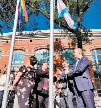  ?? PHOTO DOMINIQUE LELIÈVRE ?? Le drapeau LGBT a été levé au Parc-de-l’artillerie en présence de plusieurs personnali­tés, dont le ministre fédéral Jean-yves Duclos (à droite). Pour la première fois, celui de la fierté transgenre a aussi été hissé.