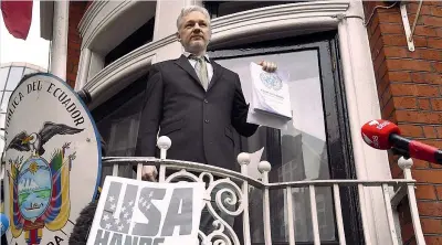  ?? (Ansa) ?? La sfida Julian Assange ieri mentre parla alla stampa internazio­nale dal balcone dell’ambasciata ecuadorian­a di Londra