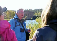  ??  ?? VANDRINGSL­EDARE. Lars Andersson, ordförande i STF södra Halland, svarade på frågor och ledde gruppen på rätt väg.