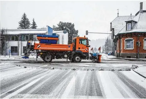  ?? Foto: Rudi Penk ?? So viel Neuschnee gab es wohl lange nicht mehr: Am Dienstag war der Winterdien­st der Stadt Giengen stundenlan­g im Einsatz, hier auf der Waldhornkr­euzung, um die Straßen zu räumen. Zwölf Mal musste der Bauhof diesen Winter schon ausrücken.