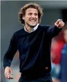  ??  ?? Coach…Diego Forlan