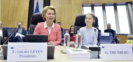  ??  ?? Da sinistra la presidente della Commission­e Ue Ursula von der Leyen e l’attivista Greta Thunberg