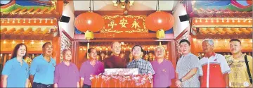  ?? — Photo by Othman Ishak ?? Tiong (fifth left) officiatin­g at the lighting-up ceremony of the 2,000 lanterns at the Tua Pek Kong Temple, the oldest Chinese temple built in the 1850s, as Soon (fifth right) and other committee members look on.