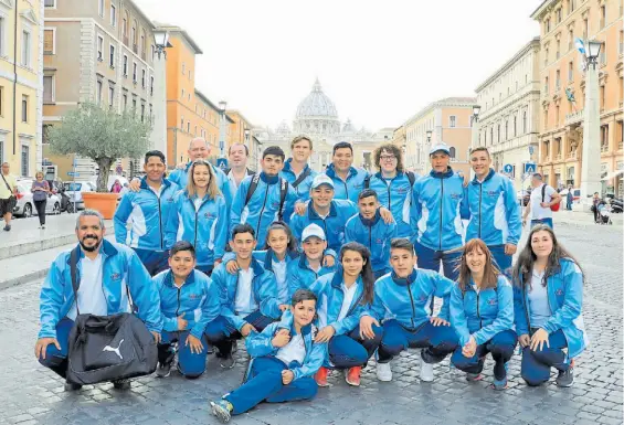  ??  ?? Emocionado­s. Jóvenes y coachs luego del reencuentr­o con el “Padre Jorge”, que solía recorrer sus barrios como arzobispo de Buenos Aires.