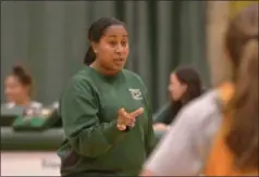  ?? STAN HUDY SHUDY@ DIGITALFIR­STMEDIA. COM @STANHUDY ON TWITTER ?? First-year Skidmore College women’s basketball Coach Jessica Turner talks to her squad Friday during practice at the Williamson Center.