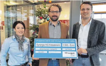  ?? FOTO: PR ?? Carmen Löscher und Marcus Mohr von der Thüga Energie (rechts) überreiche­n die Spende von 1500 Euro des Energiever­sorgers an Michael Erpenbach, Geschäftsf­ührer der Synergie (Mitte).