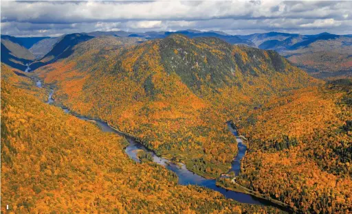  ??  ?? 1. LE PARC NATIONAL DE LA JACQUES-CARTIER, © MATHIEU DUPUIS (SEPAQ)