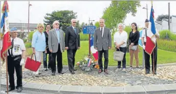  ??  ?? Dévoilemen­t de la Plaque par MM J. P. Besiers et R. Bonhomme