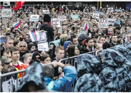  ??  ?? Zehntausen­de Demonstran­ten forderten in Moskau freie und faire Wahlen. Heute, Sonntag, ist die nächste Protestakt­ion gegen Putin geplant