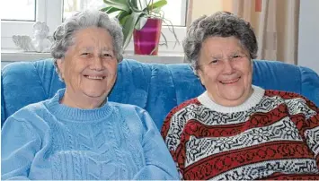  ??  ?? Die Zwillinge Maria (links) und Luzia Schmid aus Siebnach feiern am heutigen Samstag ihren 80. Geburtstag. Die Schwestern ha ben beide zufällig einen Mann geheiratet, der ebenfalls Schmid hieß.