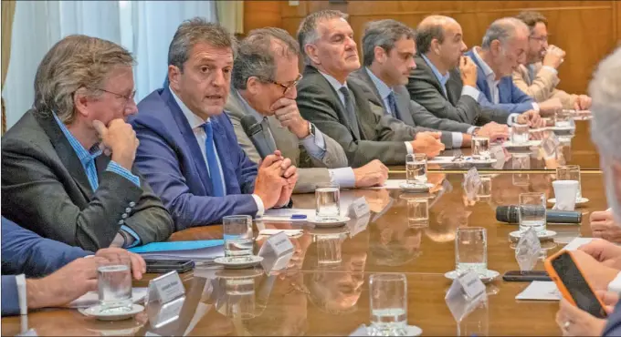  ?? MECON ?? MISMA MESA. El jefe de equipo económico, anoche con todos sus técnicos en la mesa ministeria­l antes del anuncio formal con el que se lanzó el nuevo programa.