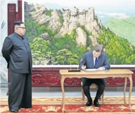  ??  ?? Kim Jong-un i Moon Jae-in susreli su se drugi put u mjesec dana