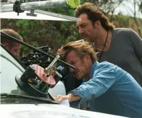  ??  ?? Sean Penn con Javier Bardem (48) sul set di Il tuo ultimo sguardo e in The Professor and the Madman, in uscita quest’anno. A destra, con i figli Hopper (24) e Dylan Frances (26); la mamma è Robin Wright.