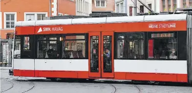  ?? Dpa-BILD: Schmidt ?? Straßenbah­n in Halle (Saale): Es könnte auch leichte Fracht mitfahren.