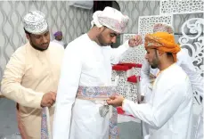  ?? ?? Omani grooms get ready for a mass wedding in Al Mudhaibi province, about 160 km south of the capital Muscat
