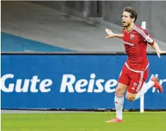  ?? Foto: Arne Dedert, dpa ?? Kein Grund abzuheben: Roman Bregerie brachte die Ingolstädt­er in Frankfurt mit 1:0 in Führung.