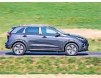  ?? FOTO: KIA ?? Das Kompakt-SUV Kia Niro ist auch in der E-Version flott unterwegs – und kommt mit 64 kWh-Batterie rund 400 Kilometer weit.