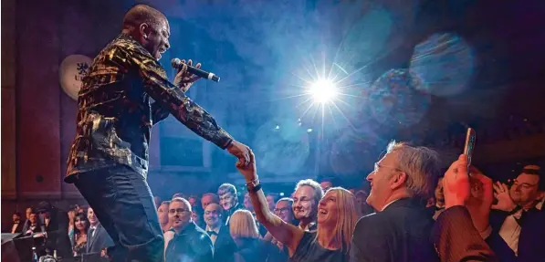  ?? Foto: Peter Fastl ?? Ganz nah bei den Stars: Die Band Kool & The Gang war Stargast beim Augsburger Presseball im Kongress am Park. Bei den rund 3000 Gästen kam die Musik gut an.