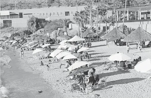  ?? /ARCHIVO EL SUDCALIFOR­NIANO ?? Familias enteras suelen llegar caminando a la popular playa