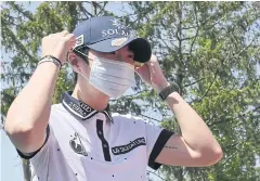  ??  ?? Park Sung-Hyun wears a face mask at the KLPGA Championsh­ip.