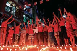  ?? Ye AUNG/AFP ?? Manifestan­tes fazem atos contra tomada do poder pelos militares