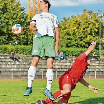  ?? Foto: Andreas Lode ?? Michael Vogele vom FC Horgau (links) lässt in diesem Kopfballdu­ell Marco Langenmair vom TSV Wertingen abblitzen.
