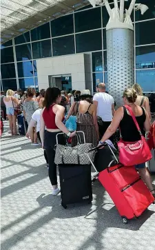  ??  ?? In partenza Turisti britannici in fila all’aeroporto internazio­nale di Sousse (Epa)