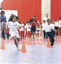  ?? FUENTE EXTERNA ?? Dos niñas mientras participab­an en una de las carreras recreativa­s en la apertura del programa.