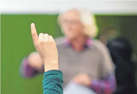  ?? FOTO: JULIAN STRATENSCH­ULTE/DPA ?? Der Weg aus anderen Berufen ins Klassenzim­mer kann je nach Bundesland sehr verschiede­n verlaufen.