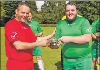  ??  ?? Euan McMurdo presents the quaich to the winning captain.