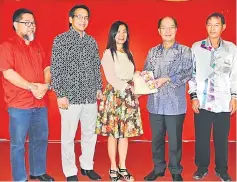  ??  ?? Gerawat (second right) presents a thank you note to Hwong. Looking on from left are Jalong, Dennis and Samuel.