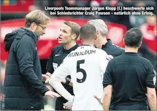  ??  ?? Liverpools Teammanage­r Jürgen Klopp (l.) beschwerte sich
bei Schiedsric­hter Craig Pawson - natürlich ohne Erfolg.