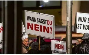  ?? Fotos: Rudi Penk ?? Energiekri­se, Inflation, Verarmung: Wer daran schuld ist? Für die Spaziergän­ger ist das klar. Genereller Unmut und das rote „Nein“lassen sich auf vielen der Schildersp­rüche erkennen.