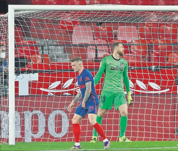  ??  ?? Acuña celebra el tanto que marcó de cabeza ante los gestos de desolación de Oblak, Trippier y Giménez y que supuso la victoria del Sevilla.