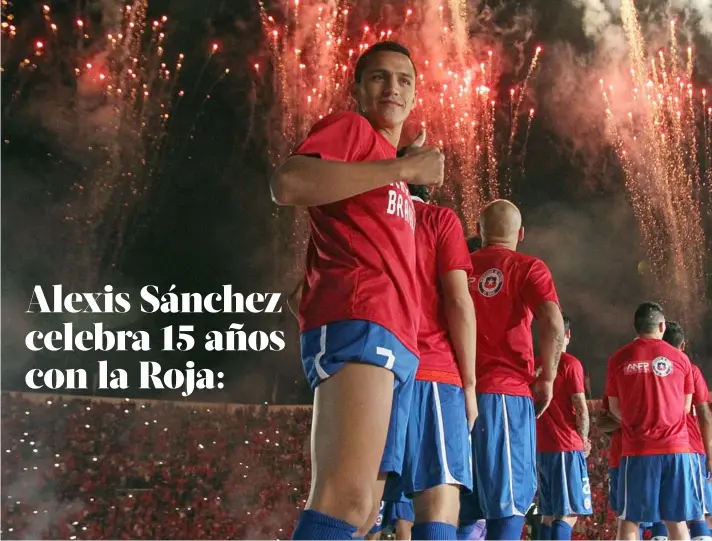  ??  ?? Alexis Sánchez celebra 15 años con la Roja: