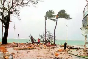  ??  ?? Potente. Los meteorólog­os advirtiero­n que María conservarí­a la categoría 4 o 5 hasta pasar Puerto Rico.