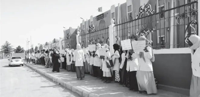  ??  ?? Protestati­on des enseignant­es de Bordj Badji Mokhtar après l'ignoble agression dont ont été victimes leurs collègues