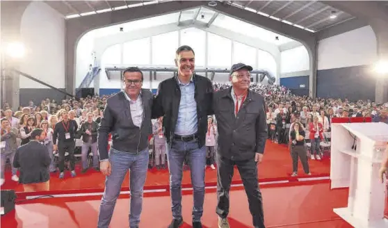  ?? JERO MORALES / EFE ?? Miguel Ángel Gallardo, Pedro Sánchez y Guillermo Fernández Vara, durante la celebració­n del Congreso del PSOE extremeño.