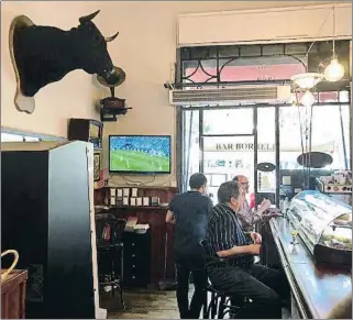  ?? JORDI BASTÉ ?? El Paral.lel és ple de terrasses, però a l’interior del bar Borrell domina un cap de toro