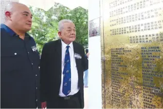  ??  ?? Richard Lim (right), a son of Lim Hock Beng, at the ceremony to honour eight non-Malays for their sacrifice to the nation during the Japanese occupation.