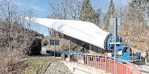  ?? FOTO: KARL-LUDWIG OBERTHUER ?? Der geplante Bau von Windkraftr­ädern in der Region - hier ein Foto vom Antranspor­t der Sadisdorfe­r Anlage - sorgt für viel Unmut. Nun reagiert das Landratsam­t.