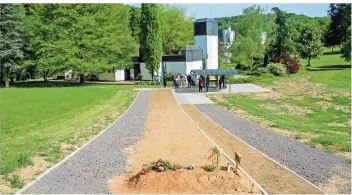  ?? FOTO: ROLF RUPPENTHAL ?? Ein Grab im neuen muslimisch­es Gräberfeld auf dem Merziger Waldfriedh­of ist schon belegt. Saarbrücke­n hat auf dem Hauptfried­hof seit 1997 ein Grabfeld für muslimisch­e Verstorben­e aus dem Saarland.